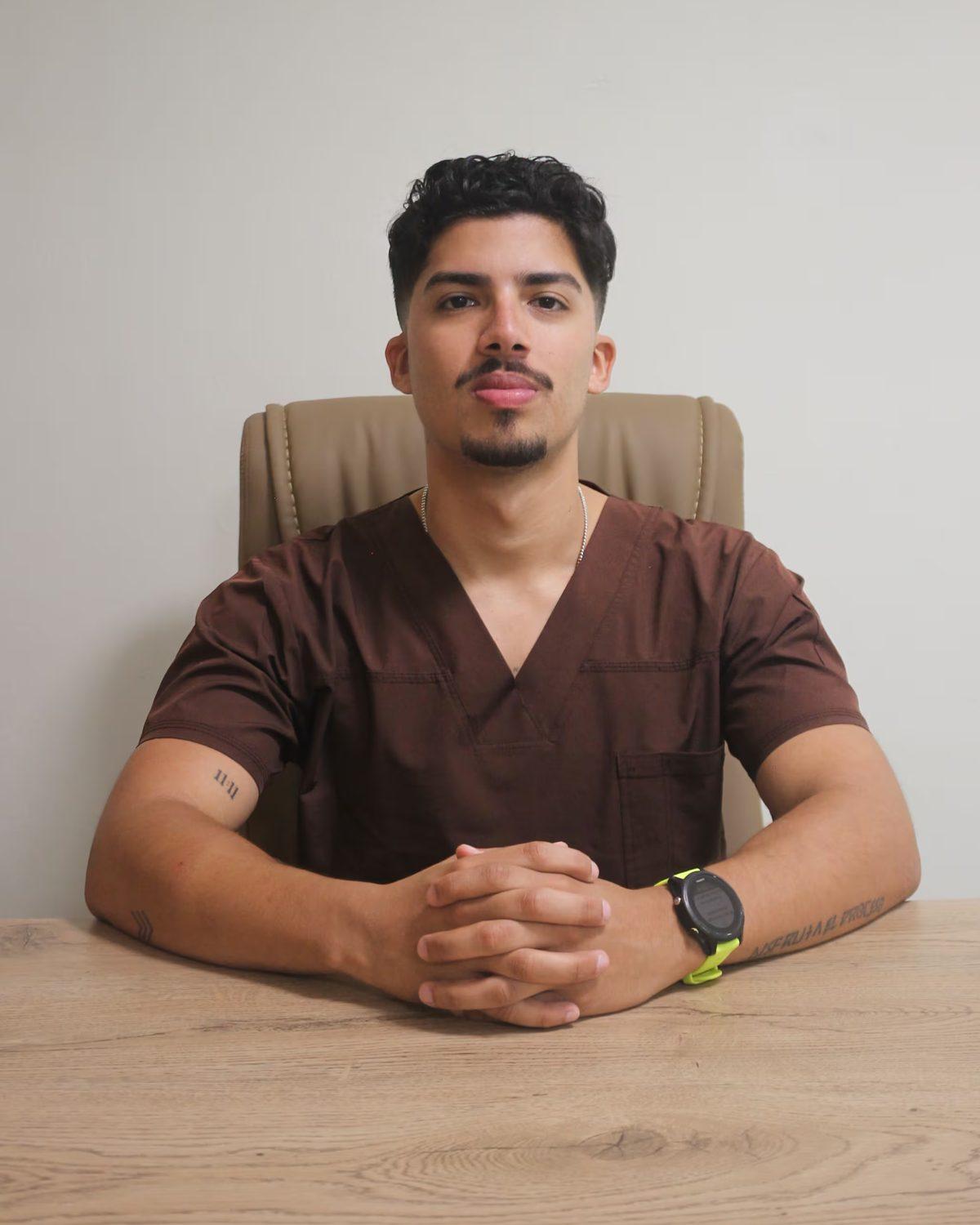 Matías Castillo, nutricionista, sentado en su consulta