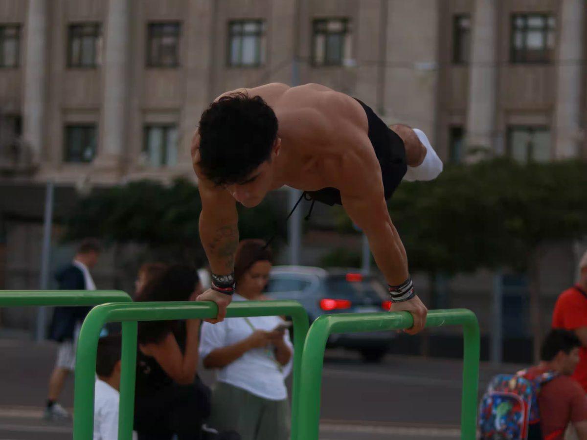 Samuel Mosquera haciendo la plancha en paralelas